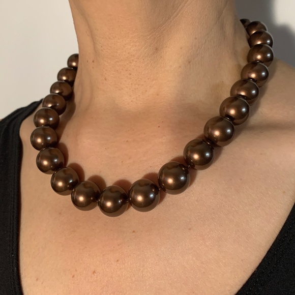 Elegant Shell Pearl Necklace with Magnetic Clasp in Chocolate Brown 15mm - Picture 8 of 8